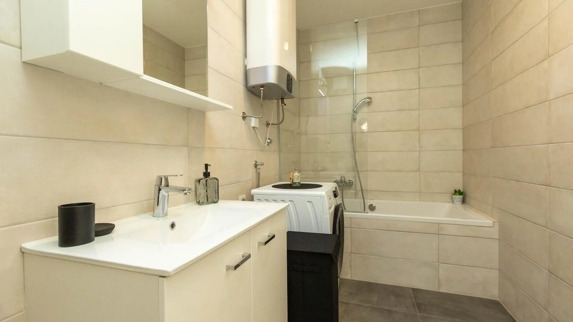 Yuki 2Br Apt W Balcony And Parking Near Old Town ザダル 0*,  クロアチア